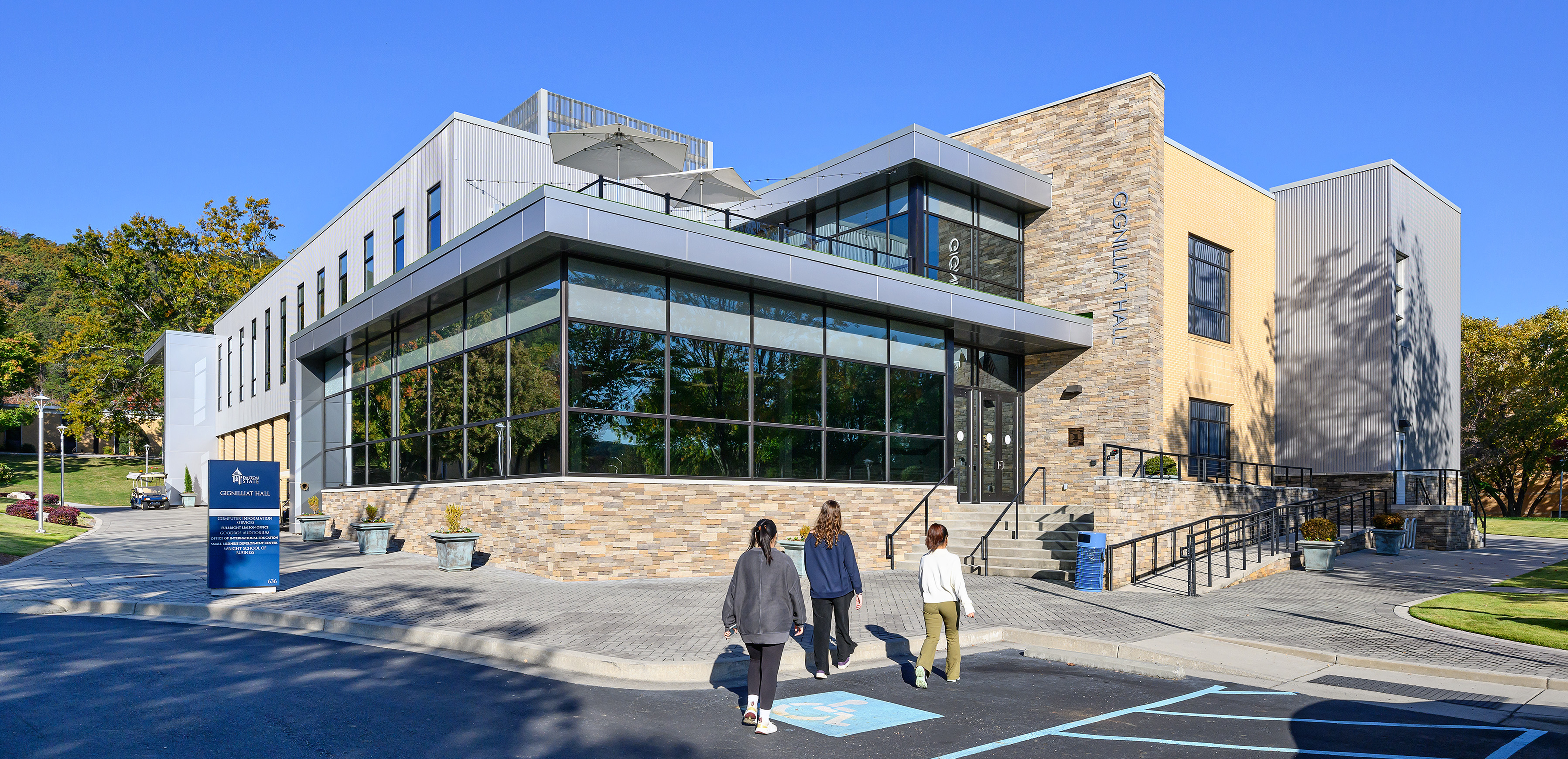 Exterior view of Memorial Hall at the Dalton State Wright School of Business