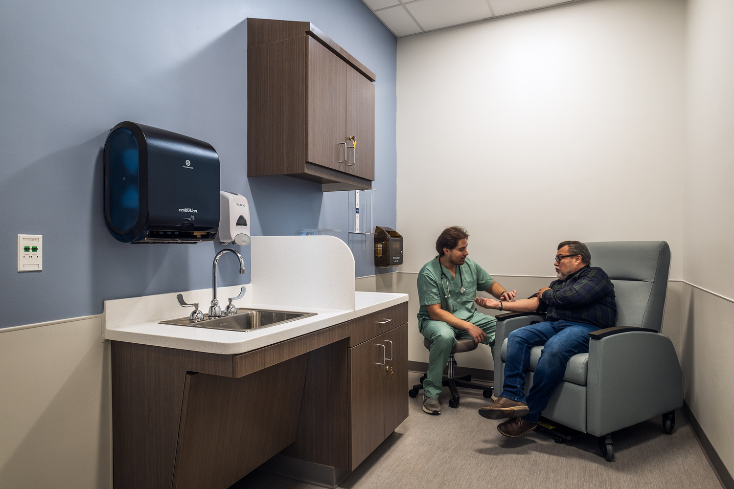 R24_16569_00_N4_medium