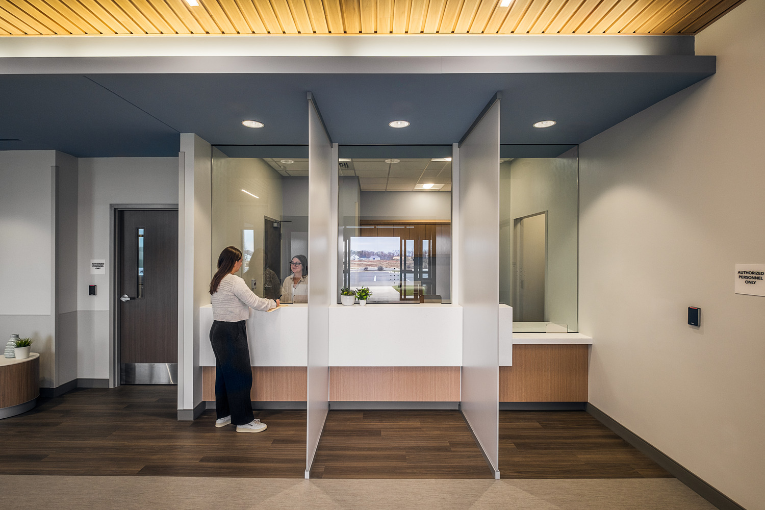 R24_16569_00_N9_medium